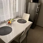 Bright And Comfy With Free Parking