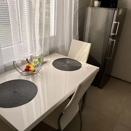 Bright And Comfy With Free Parking