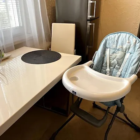 Bright And Comfy With Free Parking *