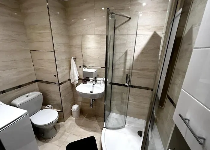 Bright And Comfy With Free Parking Apartment