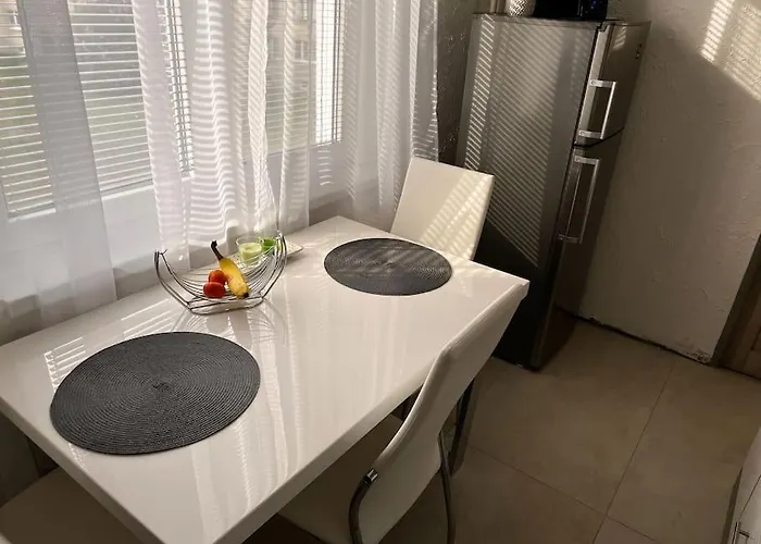 Bright And Comfy With Free Parking