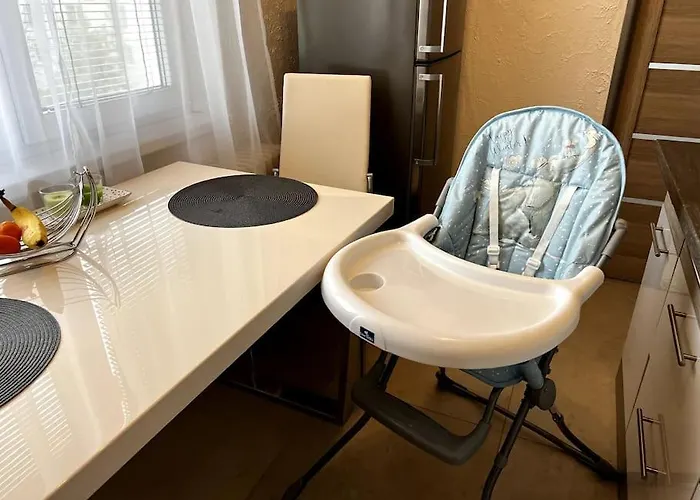 Bright And Comfy With Free Parking *