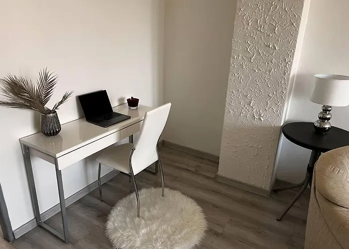 Bright And Comfy With Free Parking Apartment *